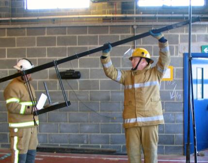 Подъем приставной лестницы